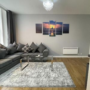 Exquisite 2Br Flat Near Central Train Station